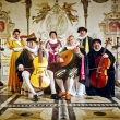 Los msicos en trajes de la epoca tocando la musica renacentista con los instrumentos de La Edad Media y antepasados de los actuales como el LAD