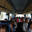 Los peruanos y andinos en autobus con la bandera de Per que se la regal partiendo de Praga a Viena, noviembre de 2013