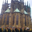 Coro Normalista de Puebla (mxicanos) cantando en la Plaza de San Jorge en el Castillo de Praga, 2012, detrs de ellos la Catedral de San Vito - la Catedral de Praga